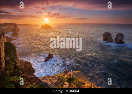 Sonnenuntergang bei Liencres, im Costa Quebrada in Kantabrien Stockfoto