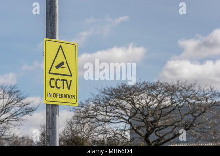 CCTV-Kamera in Betrieb gelbes Warnschild - Watching Over You, Überwachung/Orwellschen/Big Brother/Nachrichtendienste Konzepte. Stockfoto