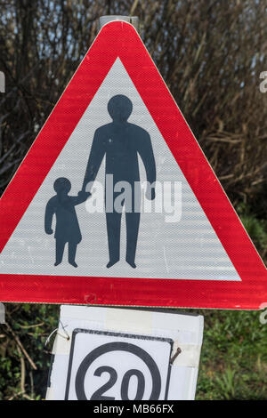 Red Road Warnschild Piktogramm - für Eltern und Kinder als Fußgänger. Stockfoto