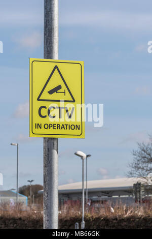 CCTV-Kamera in Betrieb gelbes Warnschild - Watching Over You, Überwachung/Orwellschen/Big Brother/Nachrichtendienste Konzepte. Stockfoto