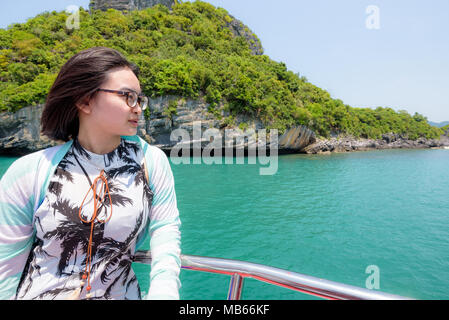 Junges Mädchen tragen Brillen sind Reisen mit dem Schiff die schöne Aussicht auf das Meer zu genießen und die Insel im Sommer im Mu Ko Ang Thong National Pa Stockfoto