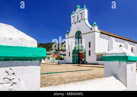 Chamula, Mexiko - 25. März 2015: reich verzierte Fassade des Templo de San Juan Bautista in Chamula eine indigene Stadt mit einzigartigen autonomen Status in Mexiko Stockfoto