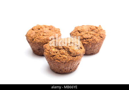 Apple Cinnamon Pecan Muffins auf weißem Hintergrund Stockfoto