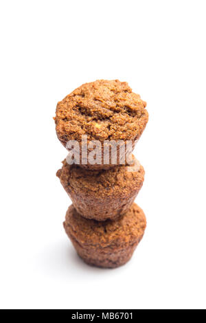 Apple Cinnamon Pecan Muffins auf weißem Hintergrund Stockfoto