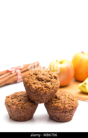Apple Cinnamon Pecan Muffins auf weißem Hintergrund Stockfoto