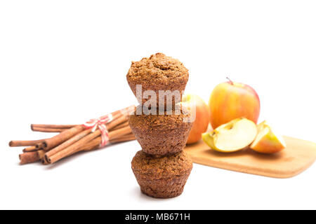 Apple Cinnamon Pecan Muffins auf weißem Hintergrund Stockfoto