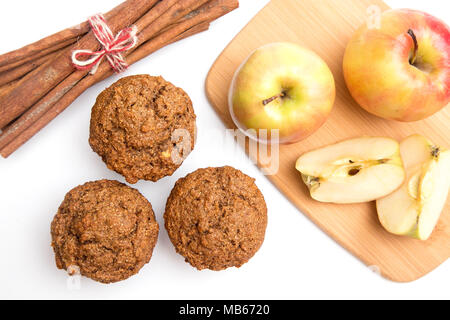 Apple Cinnamon Pecan Muffins auf weißem Hintergrund Stockfoto