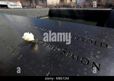 Eine weiße Rose ist an der Nord Pool links der Geburtstag eines der Opfer des 9/11 Terroranschlag auf die Twin Towers, New York City, USA zu markieren Stockfoto