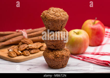 Apple Cinnamon Pecan Muffins auf einem Apple Roter Hintergrund Stockfoto
