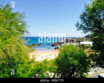 Strand und Meer. Sommer heisse Küste Landschaft im nördlichen Teil von Spanien. Stockfoto