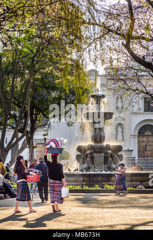 Antigua, Guatemala - März 30, 2018: Am frühen Morgen Anbieter & Touristen am Karfreitag in Central Plaza in der kolonialen Stadt & UNESCO Weltkulturerbe Stockfoto