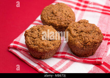 Apple Cinnamon Pecan Muffins auf einem Apple Roter Hintergrund Stockfoto