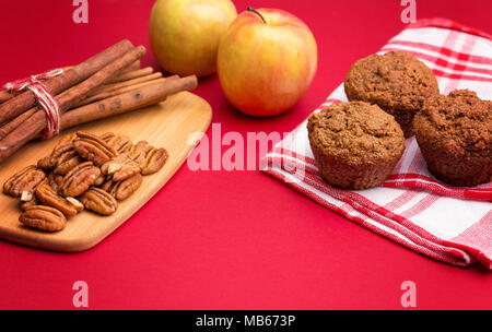 Apple Cinnamon Pecan Muffins auf einem Apple Roter Hintergrund Stockfoto