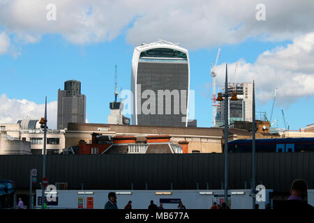 Hochhaus 20 Fenchurch Street, das auch "Walkie Talkie" bzw "Pint" genannte wird, London, England. Stockfoto