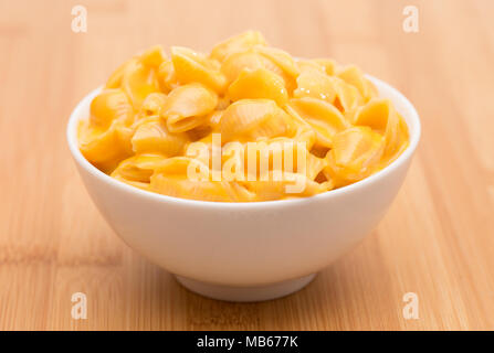 Makkaroni Muscheln und Käse auf einem Holztisch Stockfoto