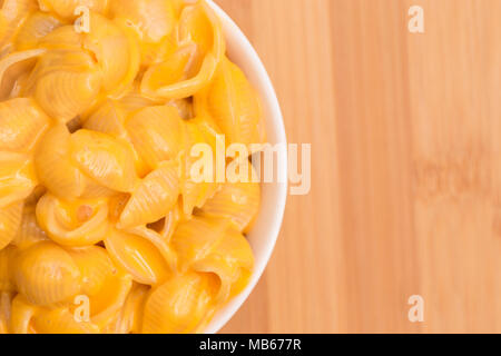 Makkaroni Muscheln und Käse auf einem Holztisch Stockfoto