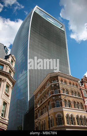 Hochhaus 20 Fenchurch Street, das auch "Walkie Talkie" bzw "Pint" genannte wird, London, England. Stockfoto