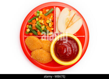 Kinder- Platte mit einer gut ausgewogenen Mahlzeit von Chicken Nuggets, Gemüse in Scheiben geschnitten und Apple Stockfoto