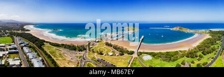 Coffs Harbour NSW Regionale Stadt an der Nordküste in erhöhten Luftaufnahme - breites Panorama der Stadt Strand, Yachthafen, Hafen und Muttonbird Island. Stockfoto