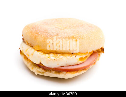 Ei, kanadischer Speck und Käse Breakfast Sandwich auf weißem Hintergrund Stockfoto