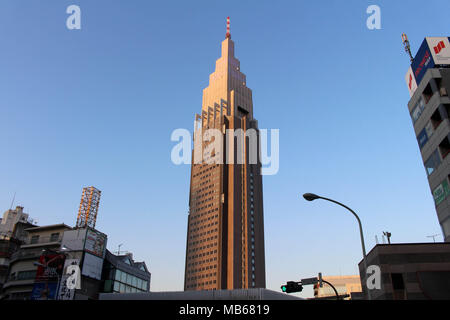 Das NTT Docomo Yoyogi Gebäude (4. höchste), wie von der Meiji Jingu und Yoyogi Station gesehen. In Tokio getroffen, Februar 2018. Stockfoto