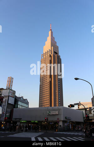 Das NTT Docomo Yoyogi Gebäude (4. höchste), wie von der Meiji Jingu und Yoyogi Station gesehen. In Tokio getroffen, Februar 2018. Stockfoto