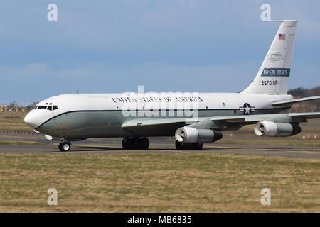 61-2670, eine Boeing OC-135B Open Skies, die von der United States Air Force im Rahmen des Open Skies Agreement auf dem Prestwick Airport in Ayrshire betrieben wird. Stockfoto