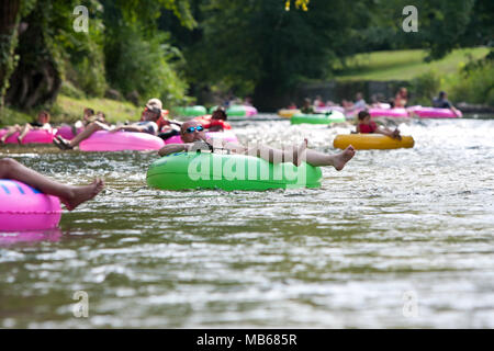 Helen, GA, USA - 24. August 2013: Dutzende Menschen genießen Sie Schläuche nach unten den Chattahoochee River in North Georgia an einem warmen Sommernachmittag. Stockfoto