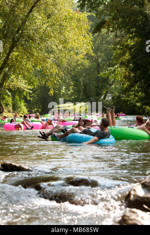 Helen, GA, USA - 24. August 2013: Dutzende Menschen entspannen und Schläuche nach unten den Chattahoochee River in North Georgia an einem warmen Sommernachmittag. Stockfoto