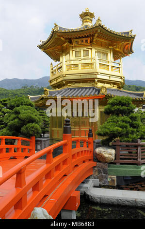 Goldene Pagode mit roten Brücke in Nan Lian Gärten, Kowloon, Hong Kong. Stockfoto