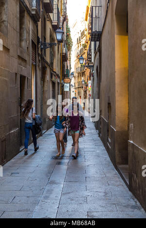 BARCELONA, SPANIEN, Juli 5, 2017: 4-köpfige Familie zu Fuß durch die engen Straßen von Barcelona einen Sommer am Nachmittag Stockfoto