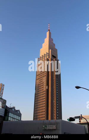 Das NTT Docomo Yoyogi Gebäude (4. höchste), wie von der Meiji Jingu und Yoyogi Station gesehen. In Tokio getroffen, Februar 2018. Stockfoto