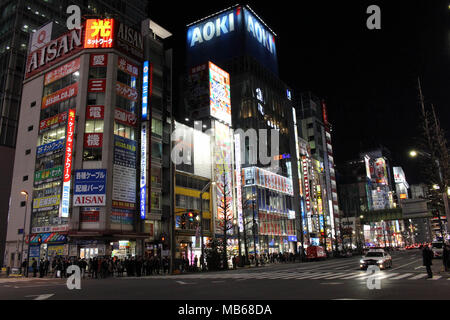 Das Geschehen und die überfüllten Gegend von Akihabara in Chiyoda. Ein Himmel für anime Liebhaber. In Tokio getroffen, Februar 2018. Stockfoto