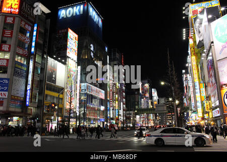 Das Geschehen und die überfüllten Gegend von Akihabara in Chiyoda. Ein Himmel für anime Liebhaber. In Tokio getroffen, Februar 2018. Stockfoto