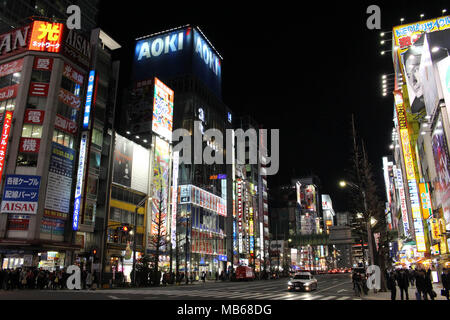 Das Geschehen und die überfüllten Gegend von Akihabara in Chiyoda. Ein Himmel für anime Liebhaber. In Tokio getroffen, Februar 2018. Stockfoto