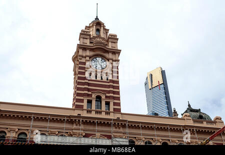 Blick auf das Jahr 1909 Flinders Street Station Clock Tower und die 2006 Eurika Wohnturm in Melbourne, Victoria, Australien Stockfoto