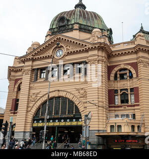 Blick auf die Hauptfassade des Flinders Street Bahnhof mit der ikonischen Uhren Eingang in Melbourne, Victoria, Australien Stockfoto