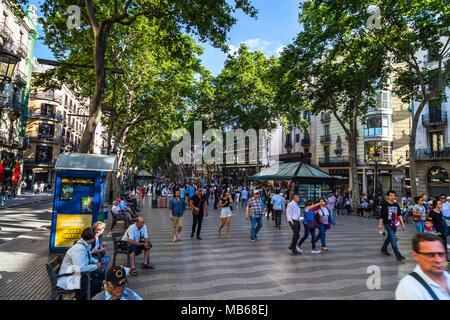 BARCELONA, Spanien, 5. Juni 2017: Hunderte von Touristen aus aller Welt besuchen und schlendern Sie durch die Straßen von Barcelona in einem ruhigen Sommernachmittag. Stockfoto