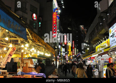 Übersetzung: ameyoko Shopping Street. Die Gassen rund um das Essen und anderen Ständen. In Tokio getroffen, Februar 2018. Stockfoto
