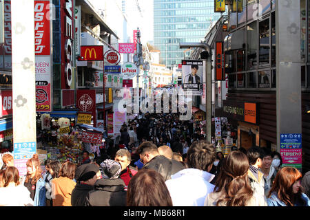 Das Geschehen und die überfüllten Gegend von Harajuku in Shibuya. Dieser Ort ist immer voller Leute. In Tokio getroffen, Februar 2018. Stockfoto