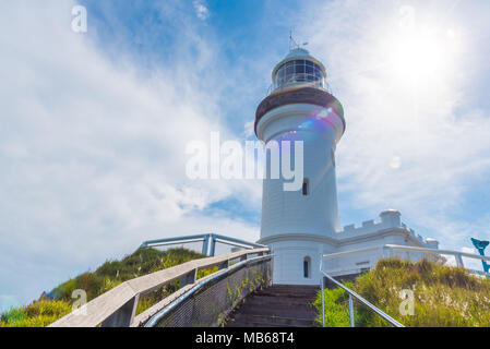 Blick auf Leuchtturm Cape Byron, der östlichste Punkt des australischen Festlandes mit Grün Türkis Wasser Wellen in Byron Bay, Australien. Intentio Stockfoto