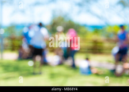 Blur abstrakten Menschen Hintergrund, unkenntlich Silhouetten, die laufen im Freien. Hintergrund Nutzung, Vorlage für kreative Projekte. Stockfoto