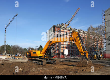 Bagger und Kräne auf der Baustelle Stockfoto