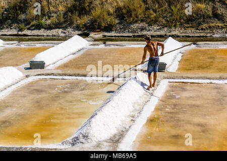 Der Mensch arbeitet die Salzgewinnung Lebensmittelindustrie. Bäder mit Salz, in Vila Real Santo Antonio, Portugal. Stockfoto