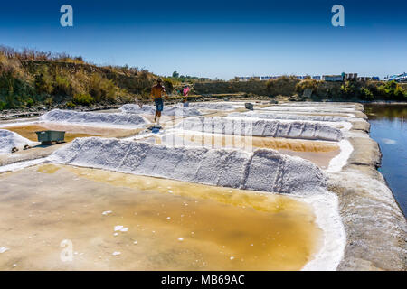 Der Mensch arbeitet die Salzgewinnung Lebensmittelindustrie. Bäder mit Salz, in Vila Real Santo Antonio, Portugal. Stockfoto