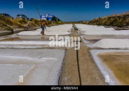 Der Mensch arbeitet die Salzgewinnung Lebensmittelindustrie. Bäder mit Salz, in Vila Real Santo Antonio, Portugal. Stockfoto