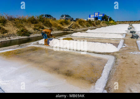 Der Mensch arbeitet die Salzgewinnung Lebensmittelindustrie. Bäder mit Salz, in Vila Real Santo Antonio, Portugal. Stockfoto