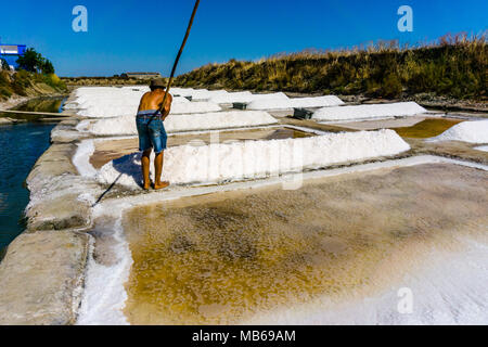 Der Mensch arbeitet die Salzgewinnung Lebensmittelindustrie. Bäder mit Salz, in Vila Real Santo Antonio, Portugal. Stockfoto