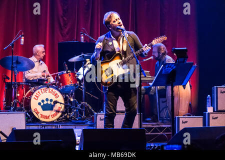 Dan Auerbach führt in Los Angeles auf dem Easy Auge Ton Revue Tour Stockfoto