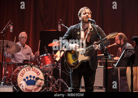 Dan Auerbach führt in Los Angeles auf dem Easy Auge Ton Revue Tour Stockfoto